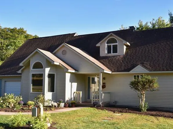 105 N Valley Rd, Amherst, MA 01002
