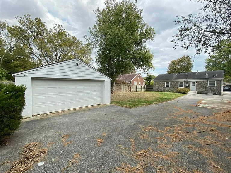 2321 Southgate Dr — Photo 12