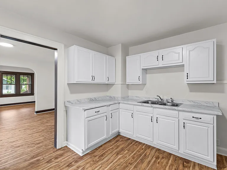 950 N Chester Ave — Photo 13