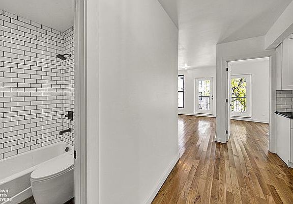 4th image of 326 Cornelia St #4R