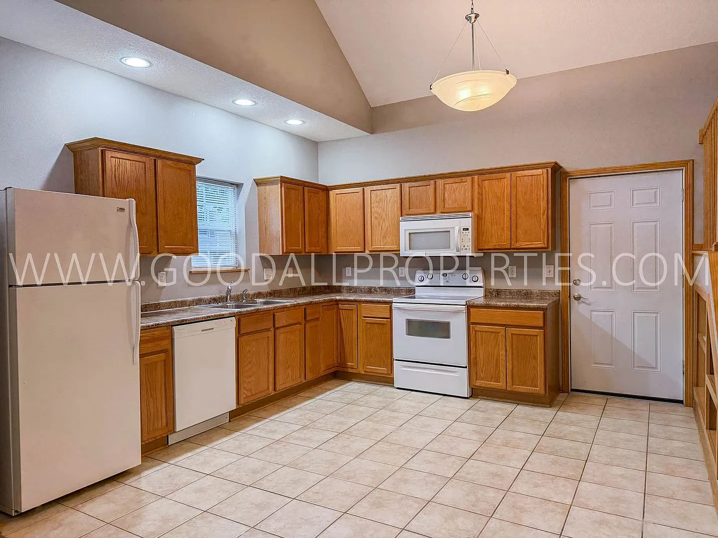 3 Bedroom, 2.5 Bath Corner lot Townhome in Urbandale — Photo 2