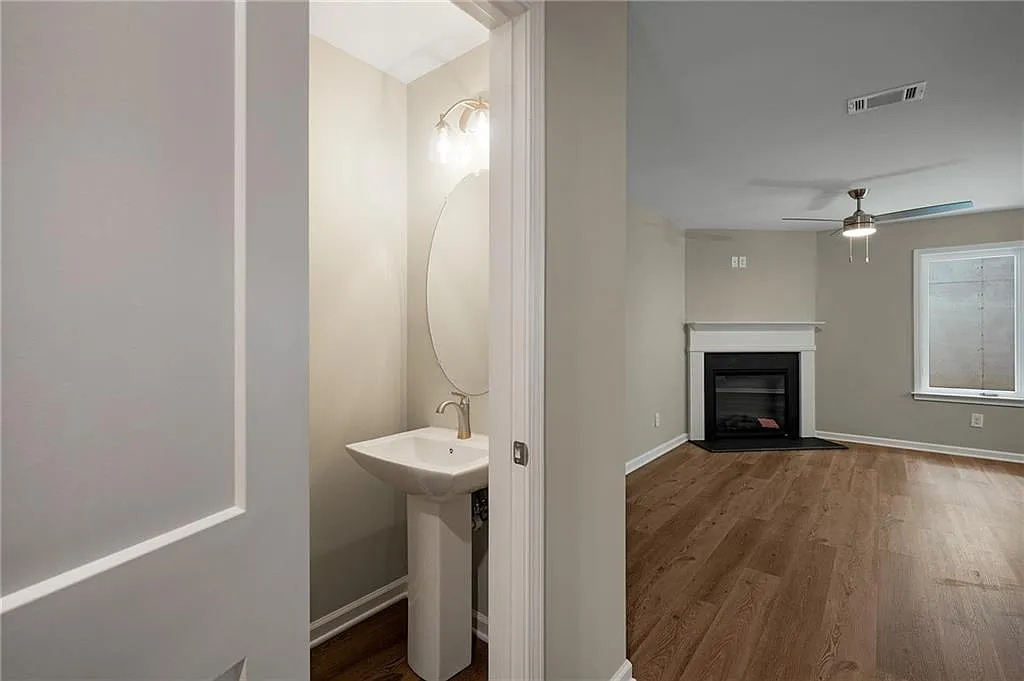 3 bed, 2.5 bath, 1396 sqft, $1,600 — Photo 3