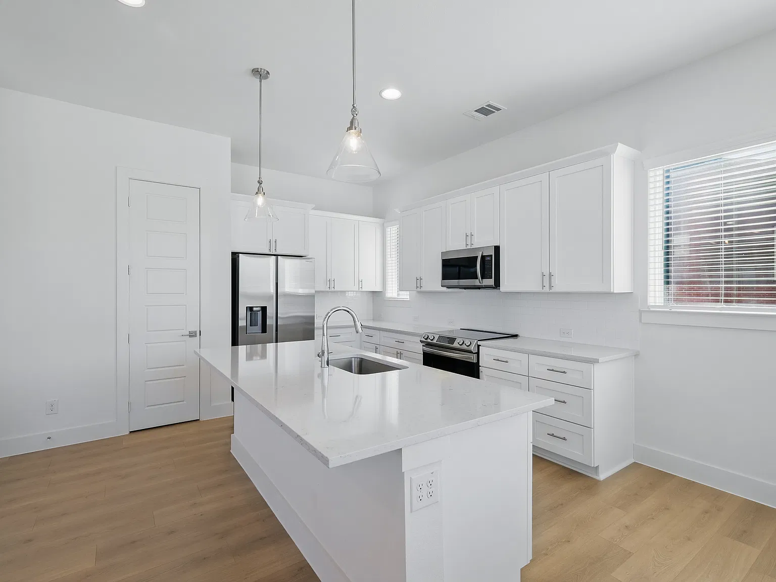 3 bed, 1882 sqft, $2,300 — Photo 3