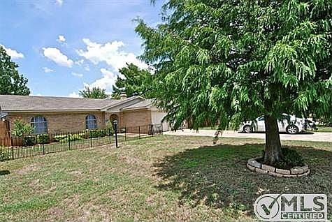 2nd image of 204 Bahama Ct