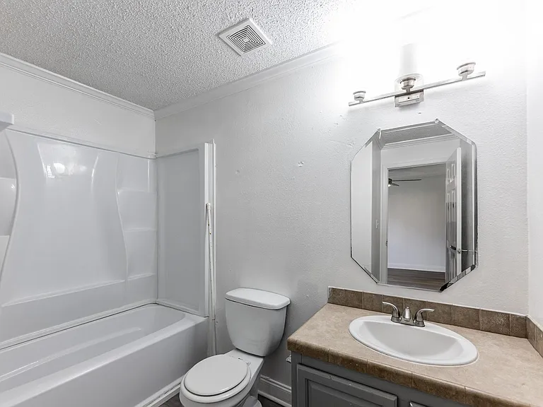 114 Varsity Dr — Photo 16