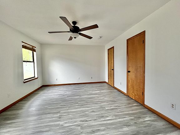 3rd image of 413 Primrose Cir