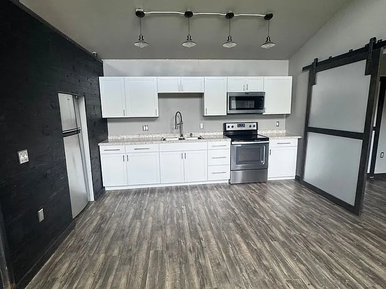 933 Lincolnwood Dr — Photo 4