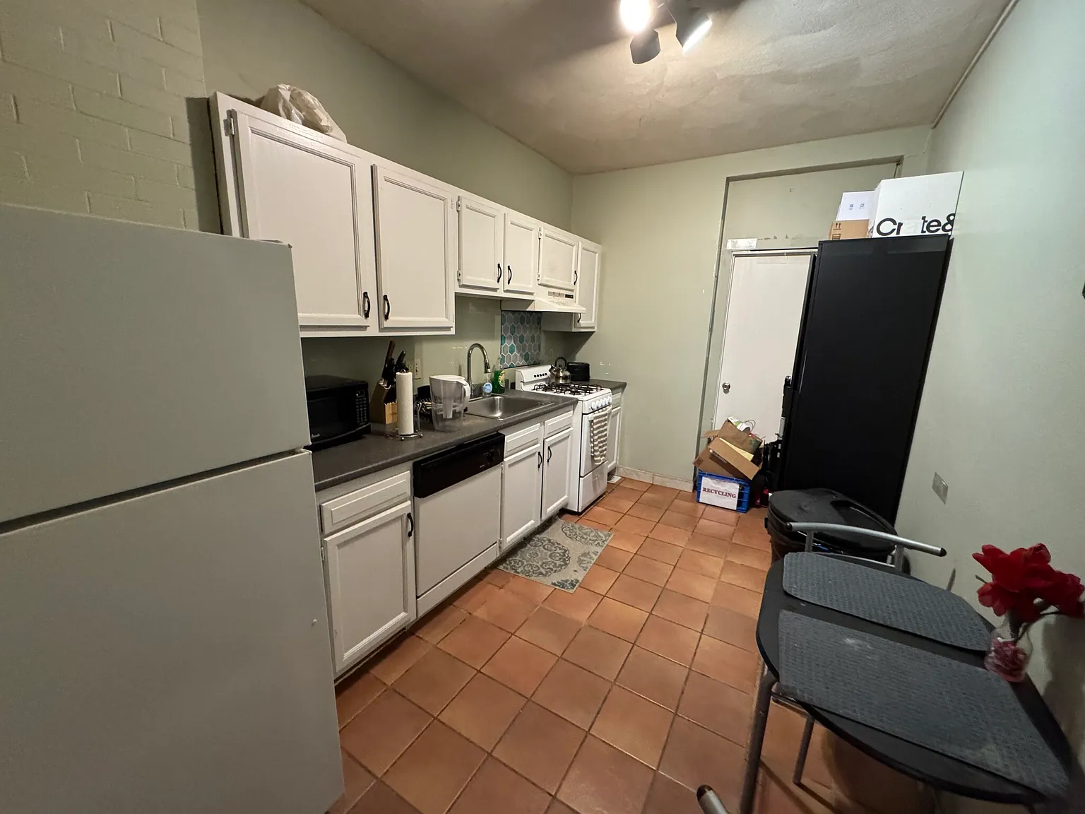 4 bed, 2.0 bath, $4,100 — Photo 4