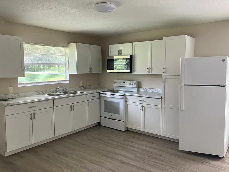 102-106 N Jasper St #110-A — Photo 8