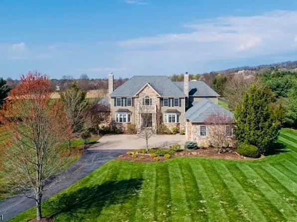 4 Viewpoint Ter, Tewksbury Township, NJ 08833