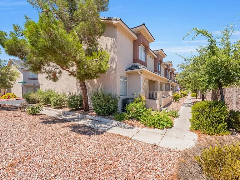 1310 Dusty Creek St — Photo 3