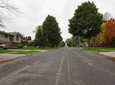 5th image of 725 Hawthorn Dr