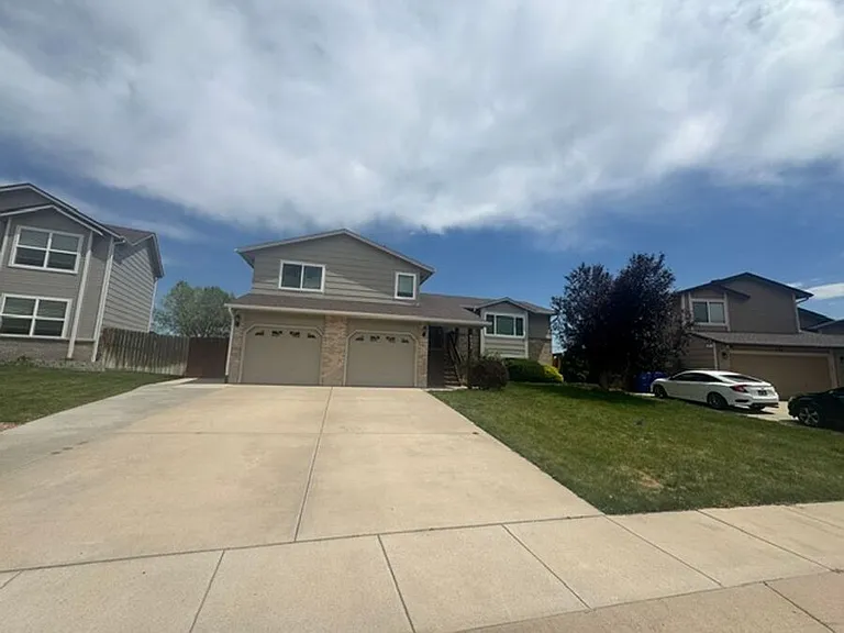 803 Foxwood Dr — Photo 2