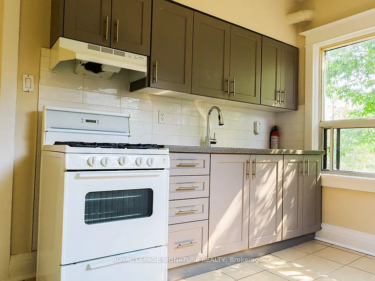 111 Northcliffe Blvd #ALL INCLUSIVE UPPER — Photo 3
