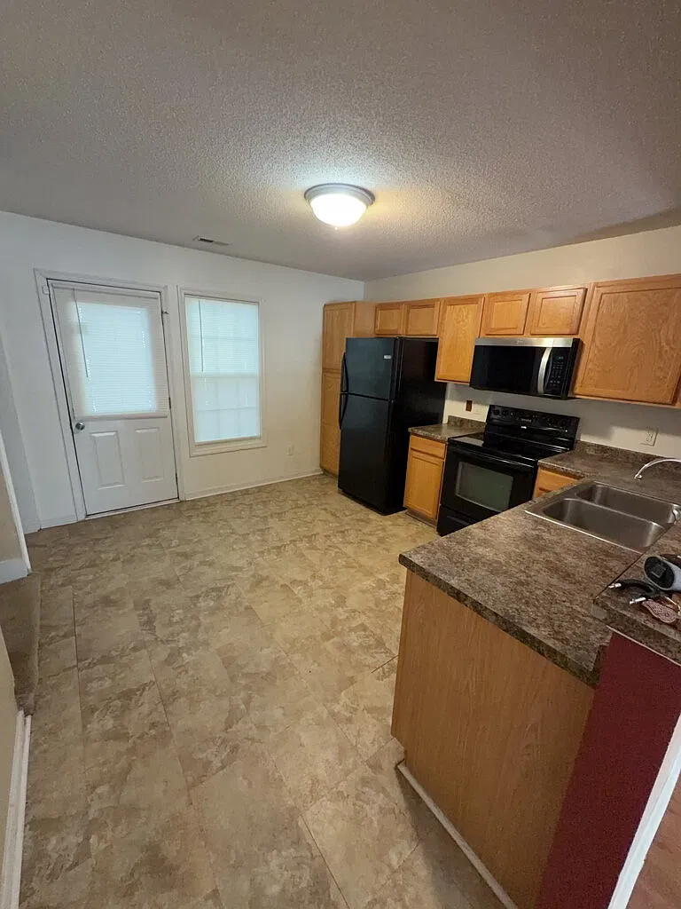 2 bed, 2.5 bath, 928 sqft, $1,100 — Photo 3
