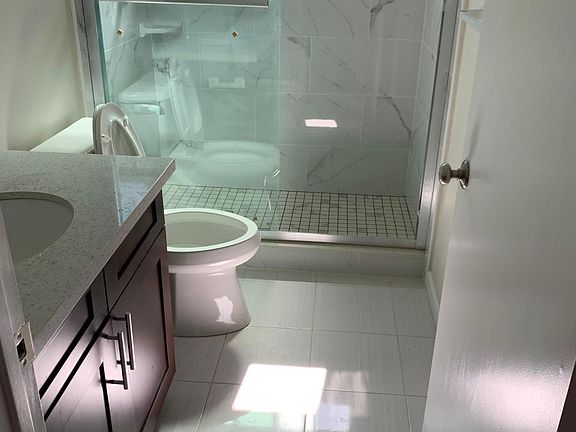 4th image of 637 N Judd St Unit 5