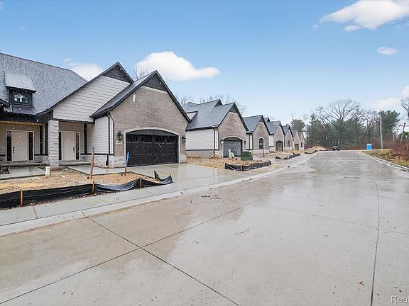 2nd image of 546 Maplehill Rd