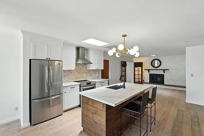3 bed, 2.0 bath, 1822 sqft, $2,295 — Photo 2