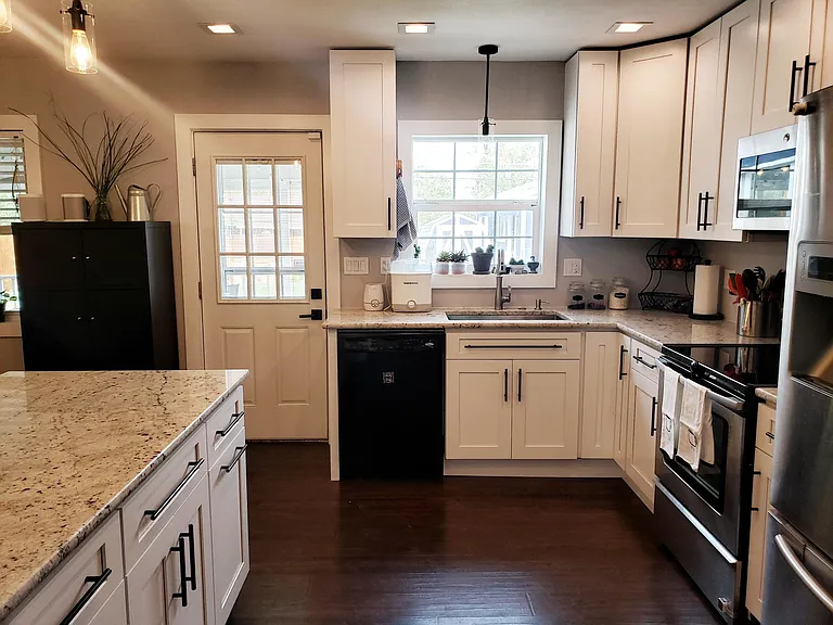 836 Scranton St — Photo 3