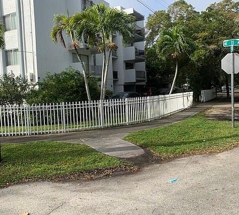 2nd image of 1090 NE 129th St APT 202