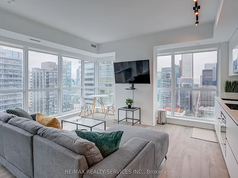 327 King St W #4106 — Photo 17