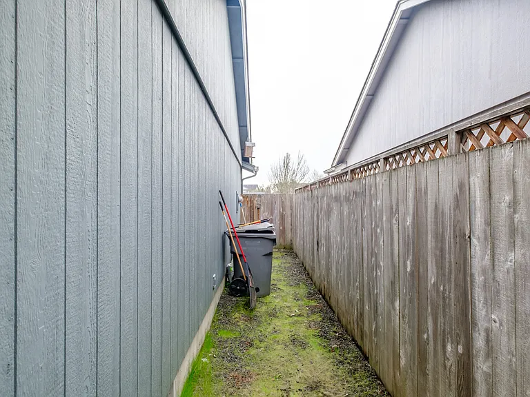 831 NW Teak Loop — Photo 11