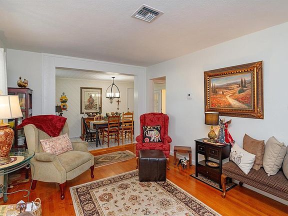 4th image of 412 W King St