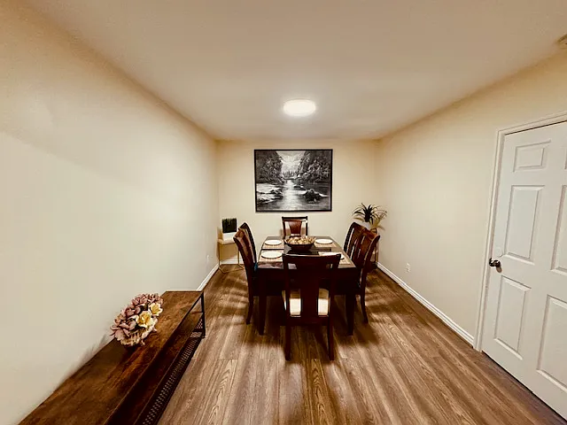 \Separate dining room off of kitchen