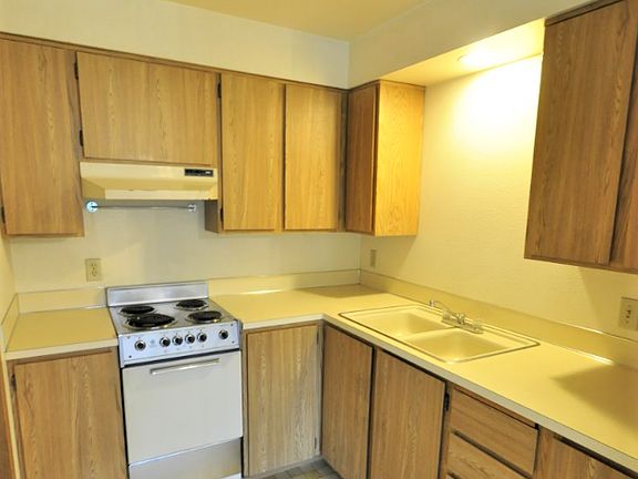 3rd image of 28 NE Dogwood St APT 6