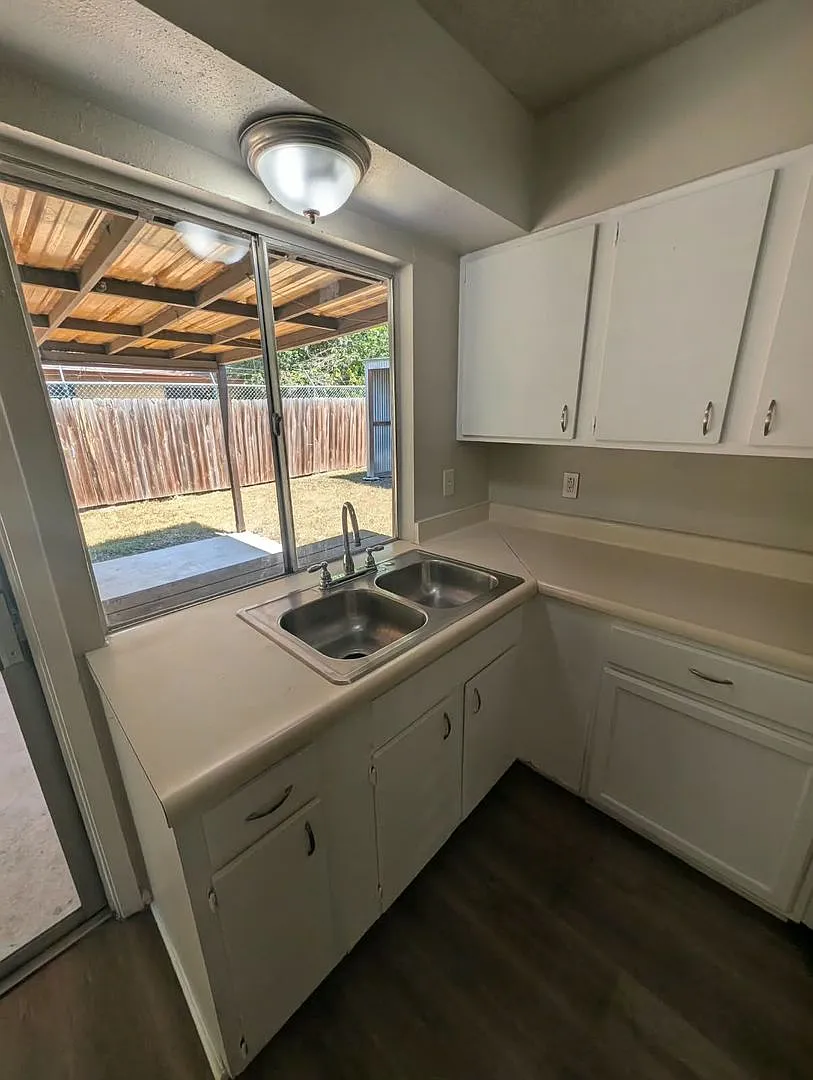 Beautiful One-Story House Near Randolph Afb! — Photo 2
