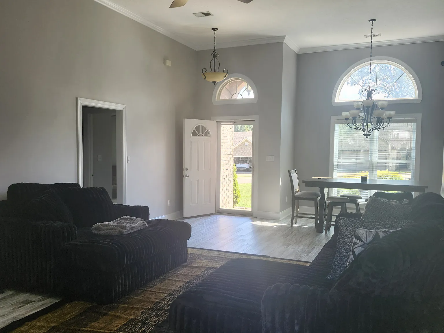 3 bed, 1584 sqft, $2,000 — Photo 3