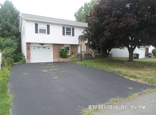 3 Foxford Rd, Troy, NY 12180