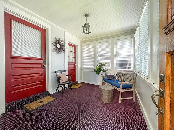 Enclosed front porch/entry
