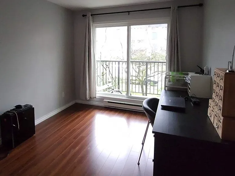 1050 Howie Ave — Photo 3