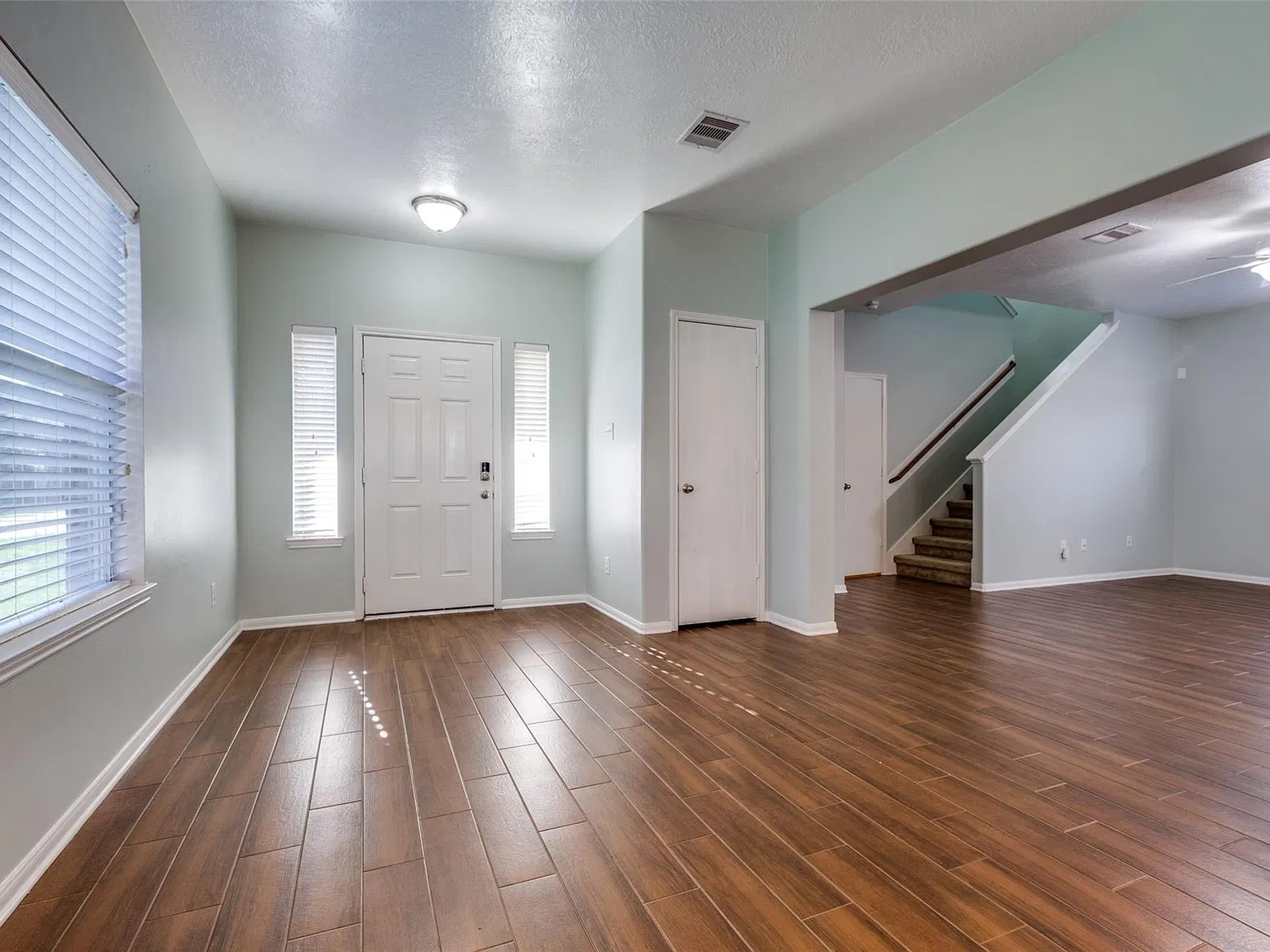 4 bed, 2.5 bath, 1895 sqft, $2,100 — Photo 2