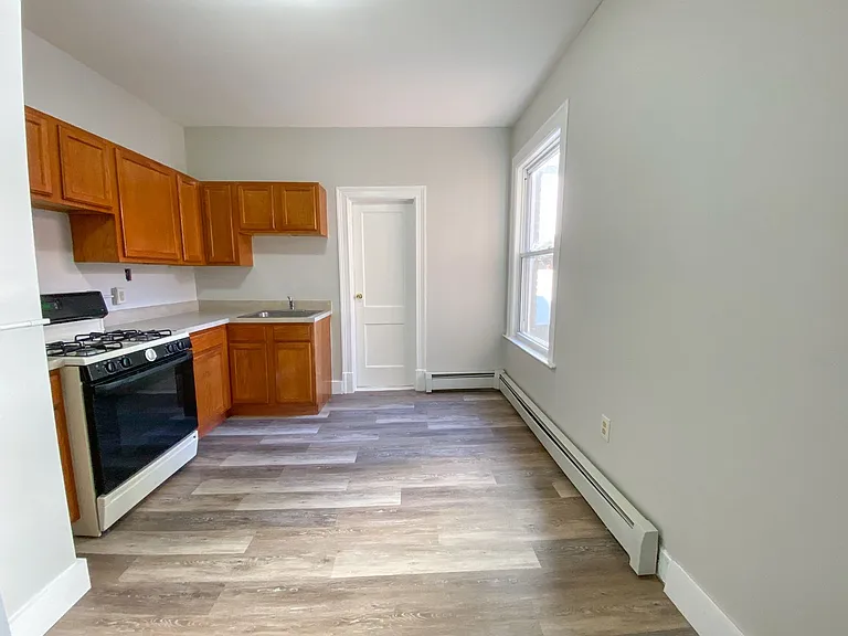 291 Buckingham St / Luca Investments LLC — Photo 18