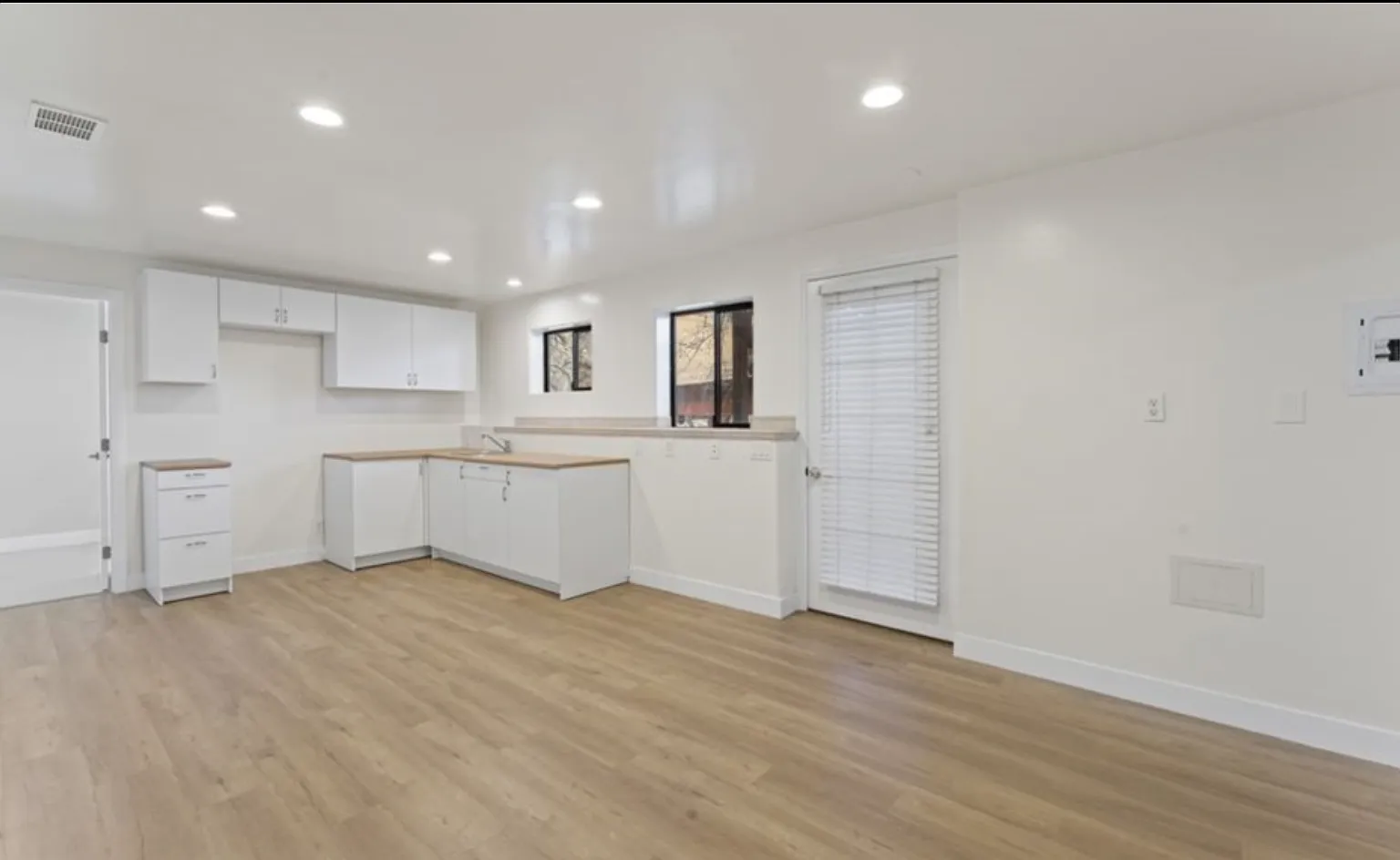 Studio, 400 sqft, $980 — Photo 2