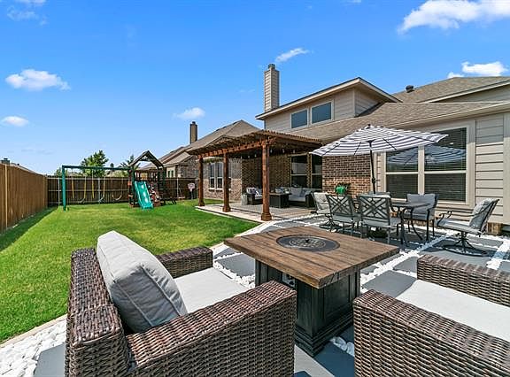 3rd image of 3404 Hawthorn Ln