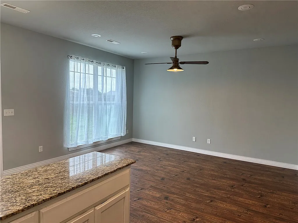 3 bed, 2.0 bath, 1400 sqft, $1,150 — Photo 3