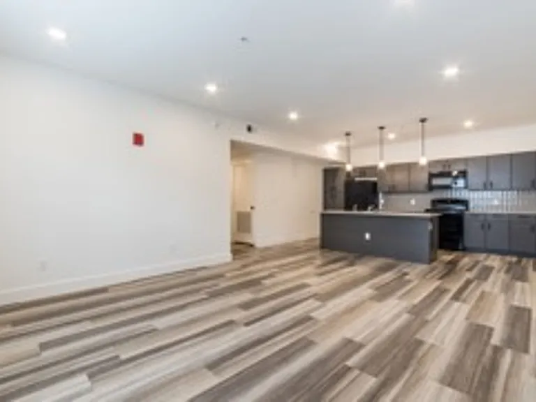 South Creekside Apartments — Photo 32