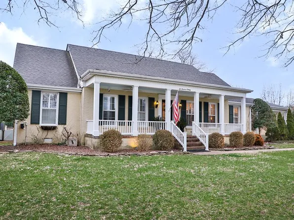 220 Edgewood St, Martin, TN 38237