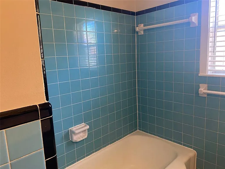 121 Tuna St — Photo 4