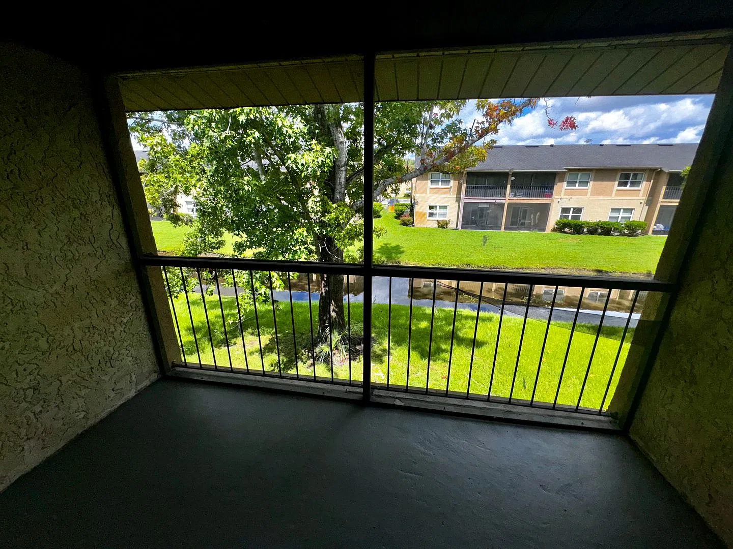 2 Bedroom 2 Bath Hawthorne Village Condo near FL Mall! — Photo 2