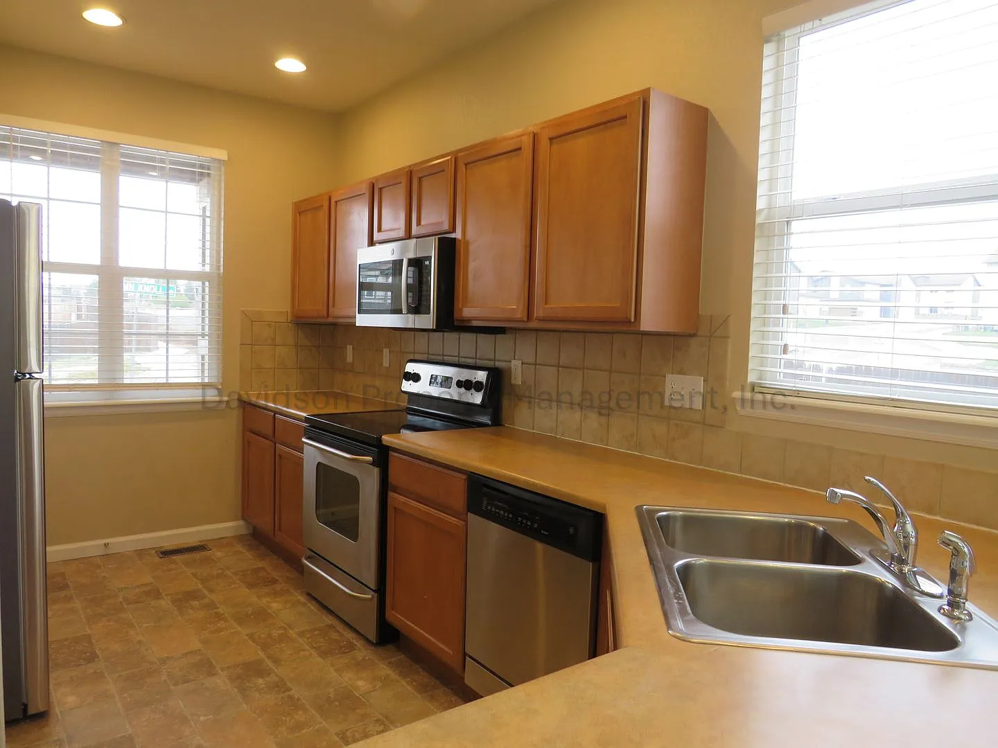 Cozy 3 Bedroom House in Stetson Hills — Photo 3