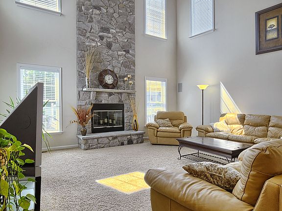 5th image of 101 Evergreen Cir