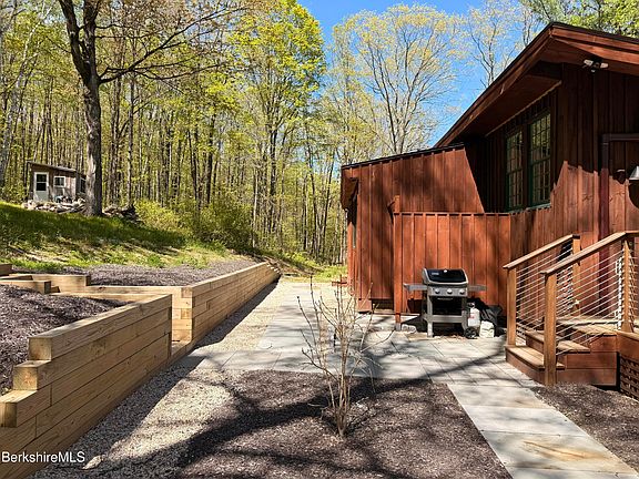5th image of 529 Hayes Hill Rd
