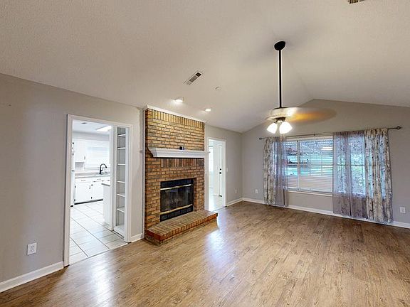 4th image of 104 E Roxbury Rd