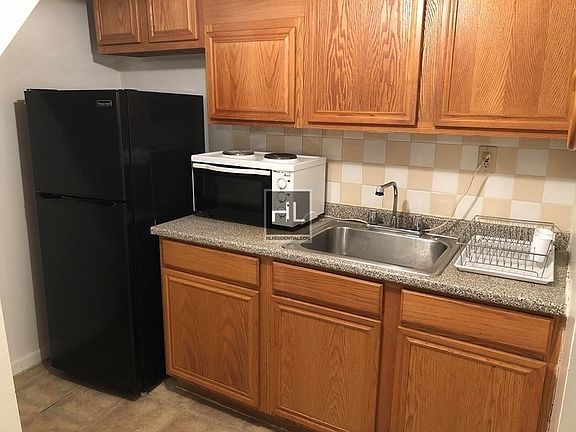 5th image of 3451 Crescent St