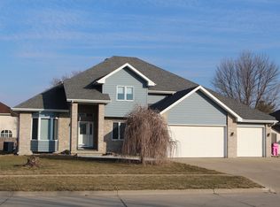408 Baywood Dr, Sergeant Bluff, IA 51054