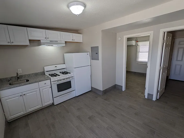 2361 S Walnut Ave — Photo 4